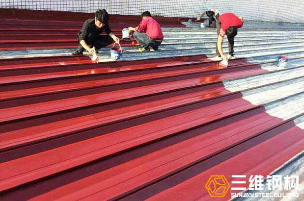 第三步對鋼結構屋面進行刷防銹漆等等